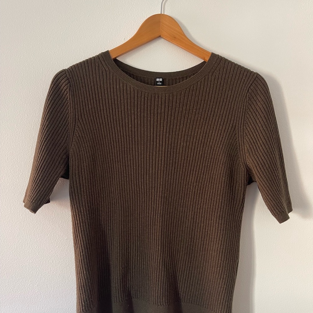 Uniqlo Dark Brown Ribbed Crew Neck Sweater